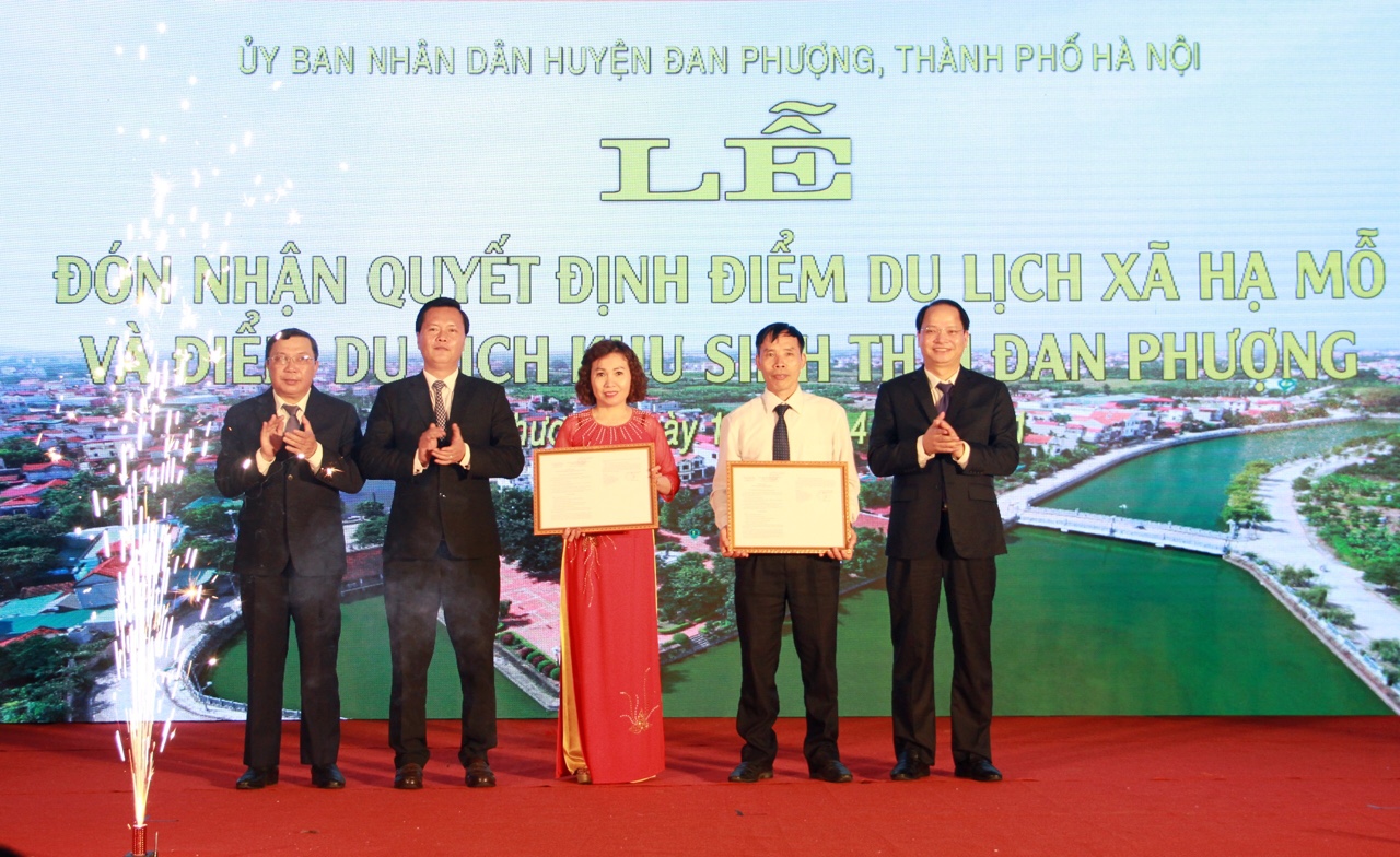 Trưởng ban Dân vận Thành ủy Hà Nội Nguyễn Doãn Toản trao Quyết định 2 điểm du lịch cấp thành phố cho lãnh đạo huyện Đan Phượng